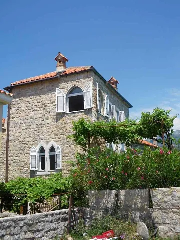 House on the front line in Budva  — photo 9